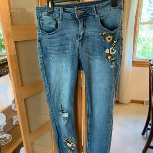 Mid rise, embroidered, ankle-crop Jeans